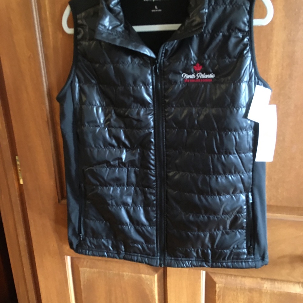 Camp David vests (unisex). Size L. NWT